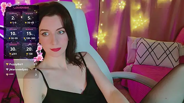 Snapshot of AndreaAshton chatting on December 18, 2024, 7:41 pm AndreaAshton online show from December 18, 2024, 7:41 pm