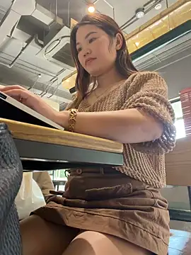 Snapshot of Emily_9xx chatting on November 29, 2025, 4:12 am Emily 9xx online show from November 29, 2025, 4:12 am