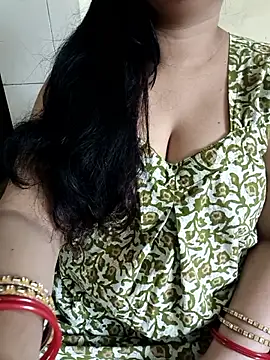 cuteyqueen online show from March 17, 2026, 4:37 am