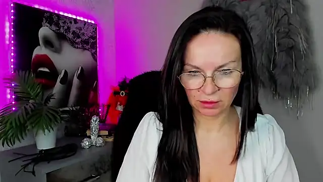 Snapshot of HelenLuxx chatting on April 7, 2026, 1:35 pm HelenLuxx online show from April 7, 2026, 1:35 pm