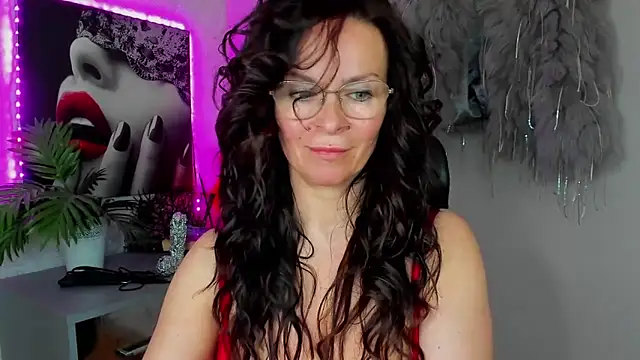 Snapshot of HelenLuxx chatting on April 17, 2026, 1:36 pm HelenLuxx online show from April 17, 2026, 1:36 pm