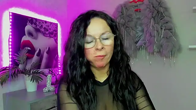 HelenLuxx online show from December 4, 2025, 7:24 pm