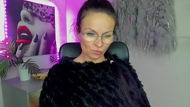 HelenLuxx online show from October 9, 2025, 5:46 pm