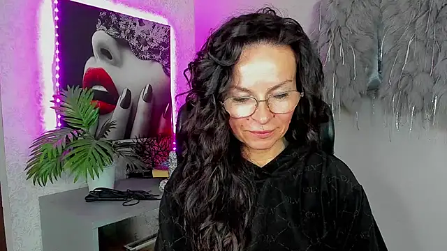 Snapshot of HelenLuxx chatting on April 23, 2026, 3:13 pm HelenLuxx online show from April 23, 2026, 3:13 pm