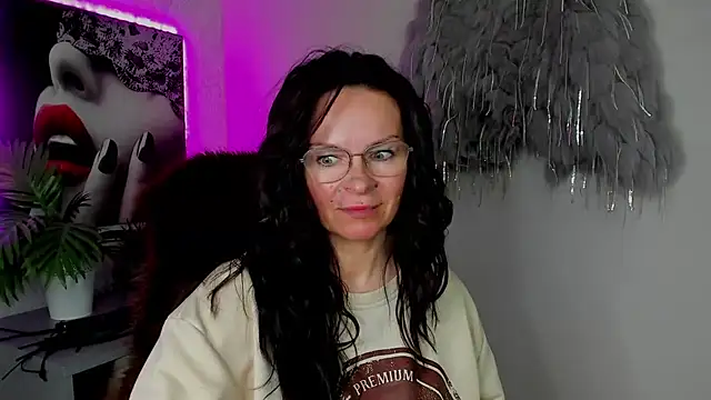 Snapshot of HelenLuxx chatting on March 31, 2026, 4:20 pm HelenLuxx online show from March 31, 2026, 4:20 pm
