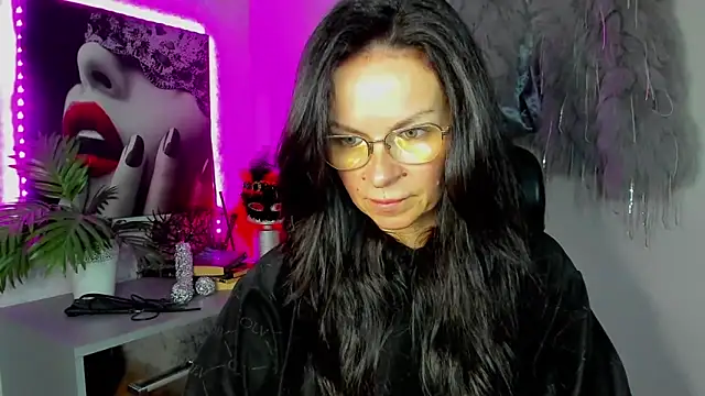 Snapshot of HelenLuxx chatting on April 18, 2026, 5:32 am HelenLuxx online show from April 18, 2026, 5:32 am