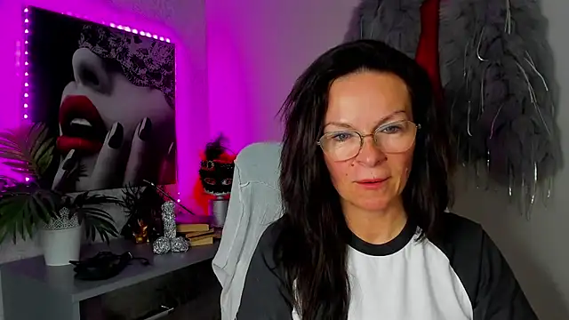 Snapshot of HelenLuxx chatting on May 6, 2026, 3:16 pm HelenLuxx online show from May 6, 2026, 3:16 pm
