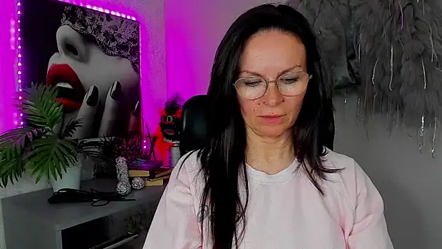 Snapshot of HelenLuxx chatting on April 21, 2026, 4:13 pm HelenLuxx online show from April 21, 2026, 4:13 pm