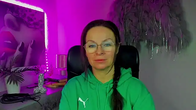 HelenLuxx online show from January 6, 2026, 7:01 am