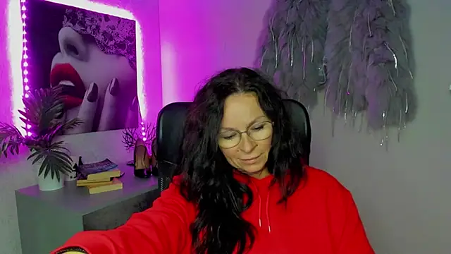 HelenLuxx online show from October 16, 2025, 5:43 pm