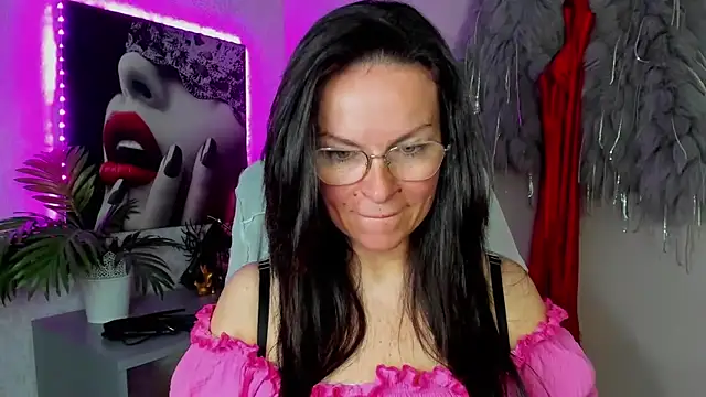 Snapshot of HelenLuxx chatting on May 1, 2026, 5:56 am HelenLuxx online show from May 1, 2026, 5:56 am