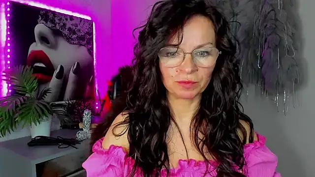 Snapshot of HelenLuxx chatting on April 14, 2026, 4:23 pm HelenLuxx online show from April 14, 2026, 4:23 pm