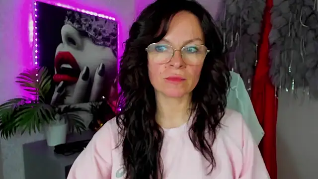 Snapshot of HelenLuxx chatting on April 28, 2026, 3:05 pm HelenLuxx online show from April 28, 2026, 3:05 pm