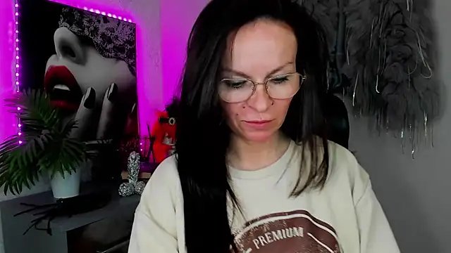 Snapshot of HelenLuxx chatting on April 10, 2026, 2:57 pm HelenLuxx online show from April 10, 2026, 2:57 pm