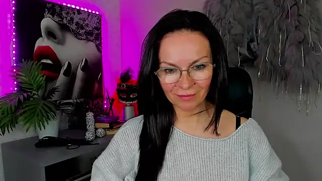 Snapshot of HelenLuxx chatting on April 20, 2026, 3:13 pm HelenLuxx online show from April 20, 2026, 3:13 pm