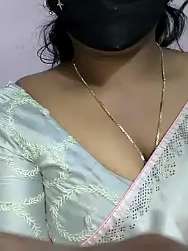 Snapshot of louise92 chatting on December 8, 2024, 8:36 pm louise92 online show from December 8, 2024, 8:36 pm