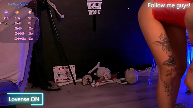 Snapshot of AriaVoss chatting on October 18, 2025, 9:28 pm AriaVoss online show from October 18, 2025, 9:28 pm