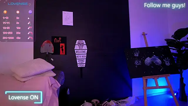 Snapshot of AriaVoss chatting on October 28, 2025, 9:47 pm AriaVoss online show from October 28, 2025, 9:47 pm