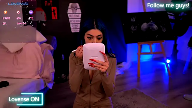 Snapshot of AriaVoss chatting on October 29, 2025, 10:31 pm AriaVoss online show from October 29, 2025, 10:31 pm