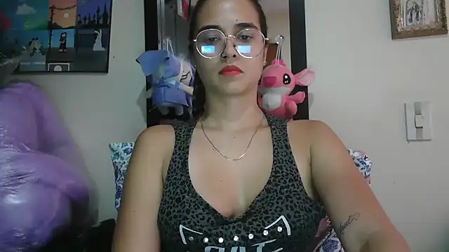 Snapshot of trianabell chatting on April 15, 2026, 7:58 pm trianabell online show from April 15, 2026, 7:58 pm