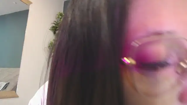 Snapshot of SharisWillian chatting on November 12, 2025, 3:43 am SharisWillian online show from November 12, 2025, 3:43 am