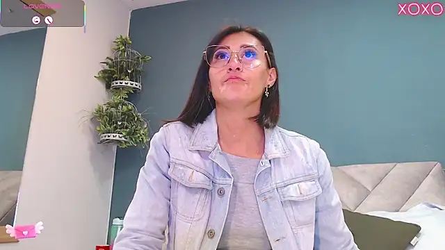 Snapshot of SharisWillian chatting on October 25, 2025, 3:49 am SharisWillian online show from October 25, 2025, 3:49 am