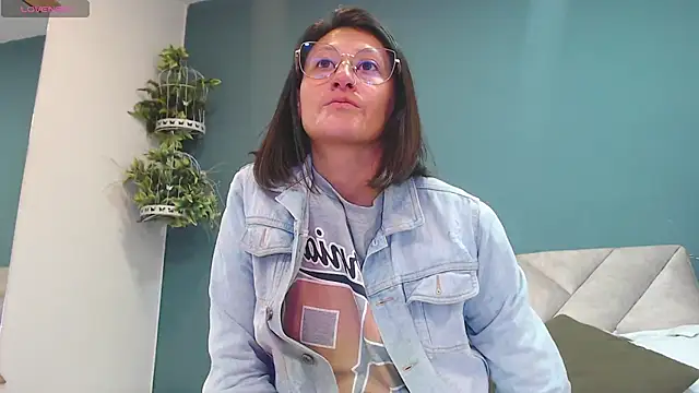 Snapshot of SharisWillian chatting on November 27, 2025, 3:40 am SharisWillian online show from November 27, 2025, 3:40 am