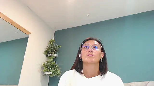 Snapshot of SharisWillian chatting on December 4, 2025, 3:49 am SharisWillian online show from December 4, 2025, 3:49 am