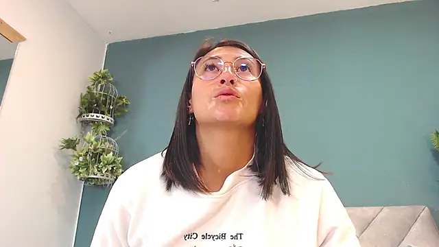 Snapshot of SharisWillian chatting on July 13, 2026, 3:28 am SharisWillian online show from July 13, 2026, 3:28 am