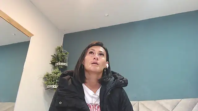 Snapshot of SharisWillian chatting on May 14, 2026, 3:47 am SharisWillian online show from May 14, 2026, 3:47 am
