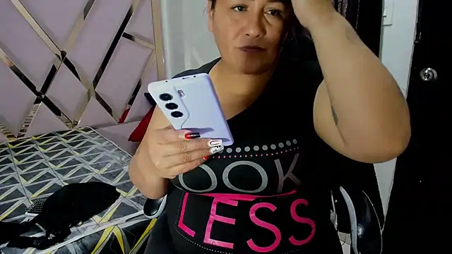 DaianaLutz online show from November 18, 2025, 3:04 pm