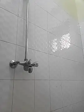 julietunderwoood online show from October 15, 2025, 3:38 am