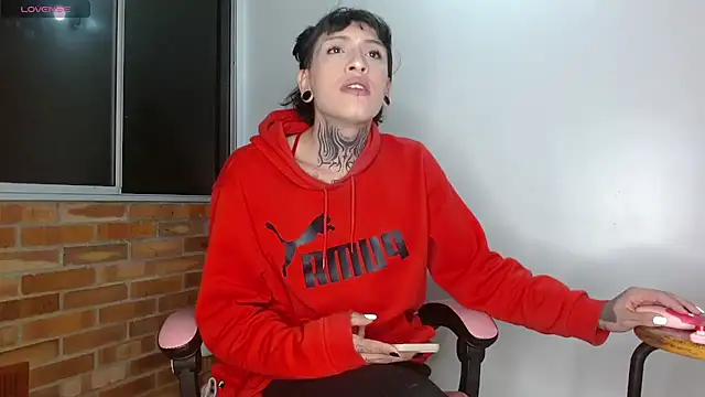 Snapshot of charlotbelucci_ chatting on October 31, 2025, 8:33 am charlotbelucci online show from October 31, 2025, 8:33 am