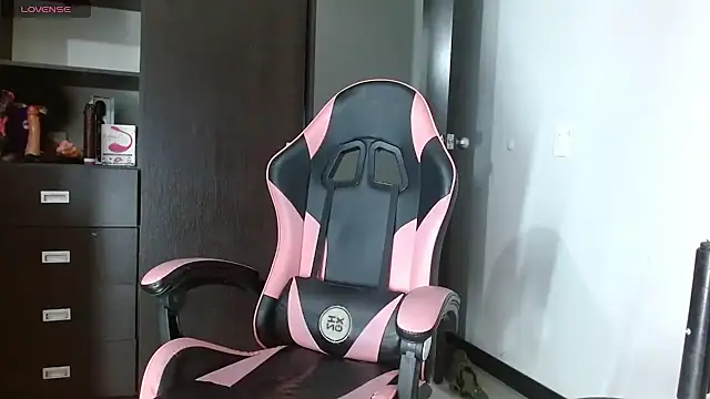 Snapshot of charlotbelucci_ chatting on November 27, 2025, 8:37 am charlotbelucci online show from November 27, 2025, 8:37 am