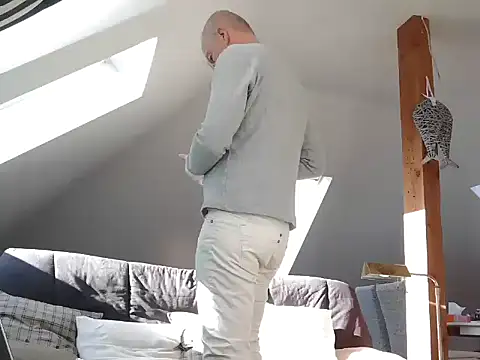 Snapshot of maxmueller321 chatting on March 4, 2026, 9:28 am maxmueller321 online show from March 4, 2026, 9:28 am