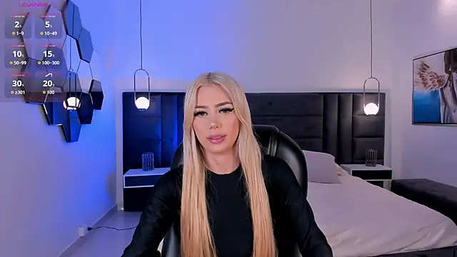 HannaConnor  online show from May 4, 2026, 8:33 pm