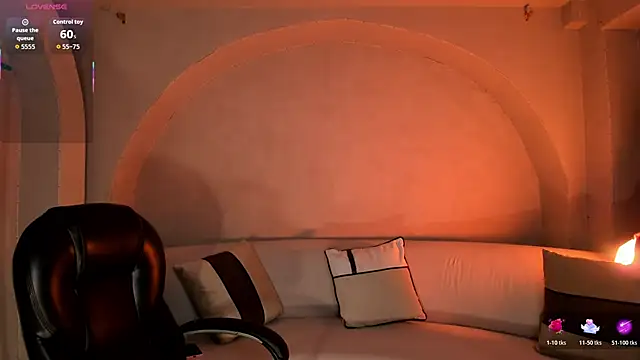 Snapshot of ViolettHansson chatting on November 21, 2025, 11:31 am ViolettHansson online show from November 21, 2025, 11:31 am