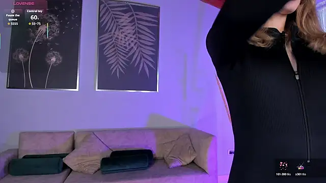 Snapshot of ViolettHansson chatting on October 27, 2025, 6:53 pm ViolettHansson online show from October 27, 2025, 6:53 pm