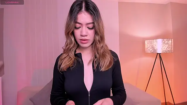 Snapshot of ViolettHansson chatting on October 31, 2025, 11:40 am ViolettHansson online show from October 31, 2025, 11:40 am