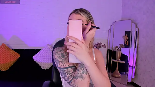 Snapshot of ViolettHansson chatting on December 2, 2025, 6:53 pm ViolettHansson online show from December 2, 2025, 6:53 pm