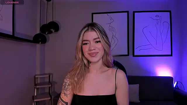 Snapshot of ViolettHansson chatting on November 15, 2025, 11:36 am ViolettHansson online show from November 15, 2025, 11:36 am