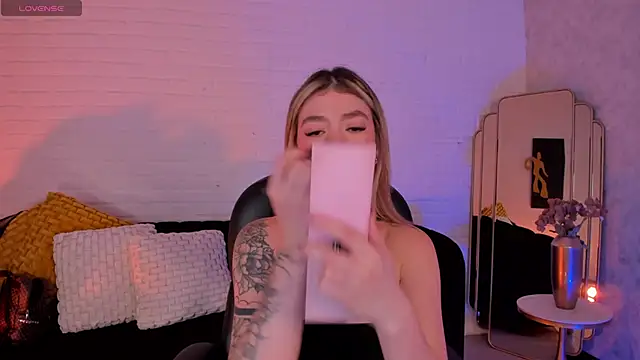 Snapshot of ViolettHansson chatting on December 4, 2025, 6:29 pm ViolettHansson online show from December 4, 2025, 6:29 pm