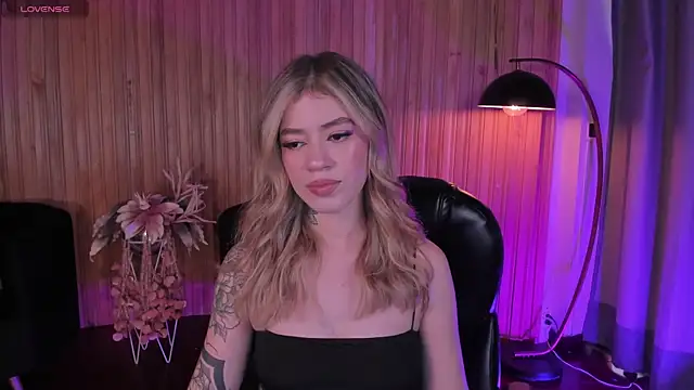 Snapshot of ViolettHansson chatting on November 12, 2025, 7:40 pm ViolettHansson online show from November 12, 2025, 7:40 pm