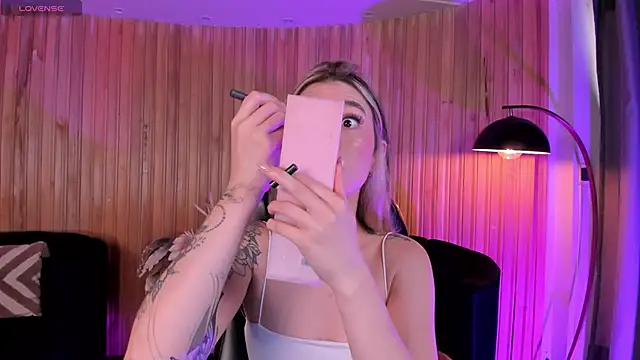 Snapshot of ViolettHansson chatting on November 13, 2025, 8:02 pm ViolettHansson online show from November 13, 2025, 8:02 pm