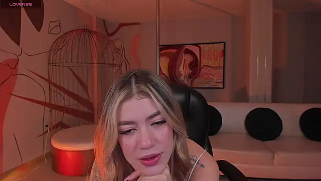 Snapshot of ViolettHansson chatting on November 22, 2025, 11:53 am ViolettHansson online show from November 22, 2025, 11:53 am