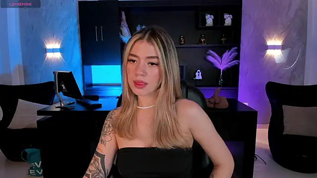 Snapshot of ViolettHansson chatting on November 25, 2025, 7:14 pm ViolettHansson online show from November 25, 2025, 7:14 pm