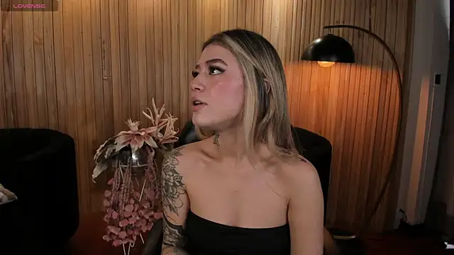 Snapshot of ViolettHansson chatting on November 10, 2025, 6:57 pm ViolettHansson online show from November 10, 2025, 6:57 pm