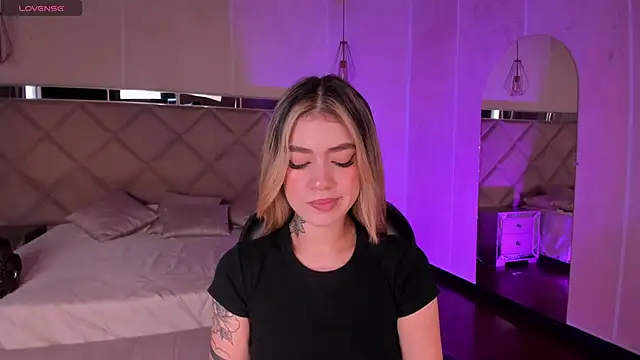 Snapshot of ViolettHansson chatting on November 17, 2025, 6:34 pm ViolettHansson online show from November 17, 2025, 6:34 pm