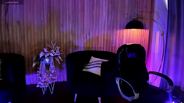 Snapshot of ViolettHansson chatting on November 11, 2025, 6:36 pm ViolettHansson online show from November 11, 2025, 6:36 pm