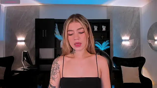 Snapshot of ViolettHansson chatting on November 16, 2025, 11:15 am ViolettHansson online show from November 16, 2025, 11:15 am